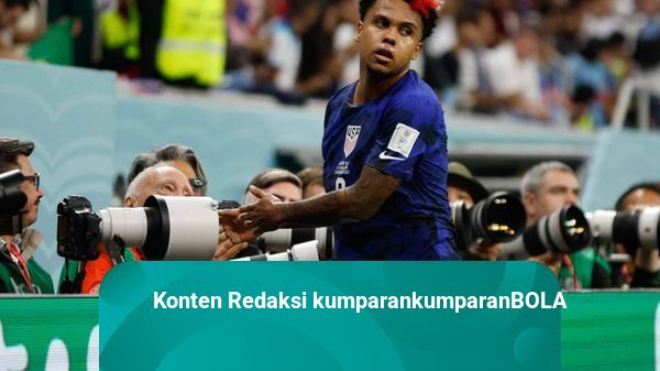 Pemain AS Pakai Rompi Fotografer untuk Lap Keringat saat Lawan Inggris