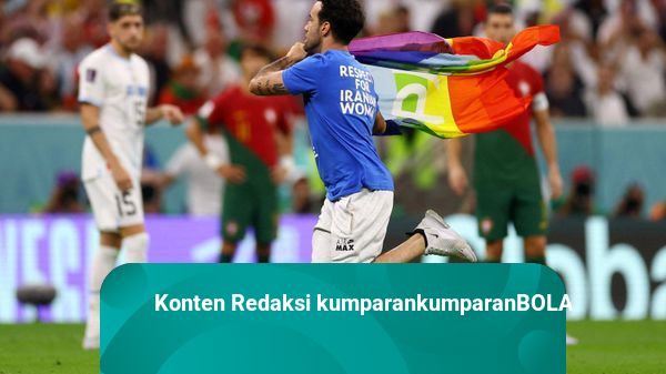 Suporter Terobos Lapangan Bawa Bendera Pelangi di Laga Portugal vs Uruguay