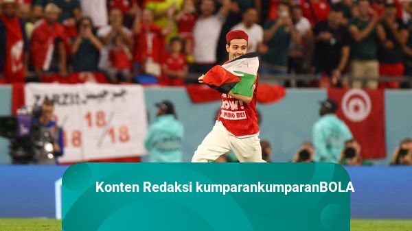 Bawa Bendera Palestina, Fan Terobos Lapangan di Tengah Duel Tunisia vs Prancis