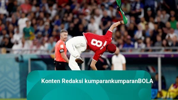 Foto: Pria Pembawa Bendera Palestina Masuk Lapangan saat Duel Tunisia vs Prancis