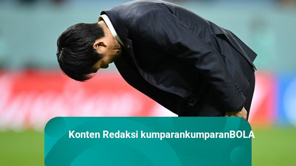 Pelatih Jepang Membungkuk di Hadapan Suporter Usai Tersingkir dari Piala Dunia
