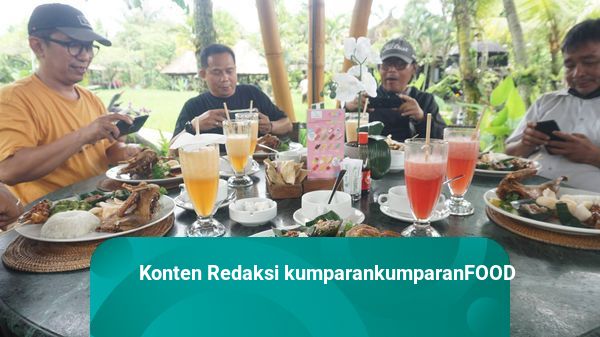 Foto: Makan Enak Bebek Goreng dengan Pemandangan Tepi Sawah di Ubud, Bali