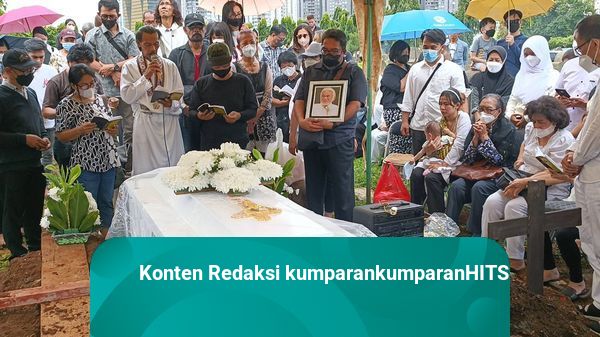 Foto: Isak Tangis Keluarga Iringi Pemakaman Remy Sylado