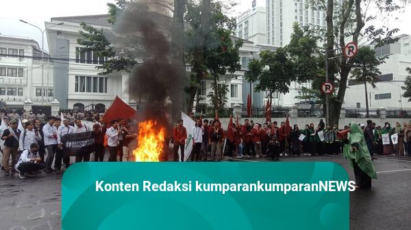 Demo Mahasiswa Tolak KUHP di Bandung Sempat Ricuh, Akhirnya Bubar