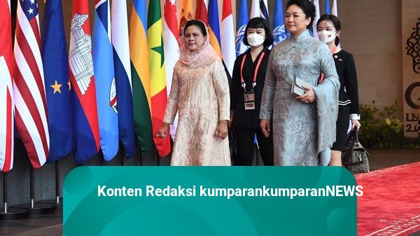 Kala Iriana Jokowi Bertemu Madam Peng dan Saling Bertukar Alat Musik Tradisional