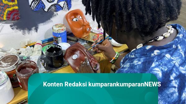 Foto: Seniman Nigeria Bikin Karya Seni dari Sampah Plastik Bekas Jeriken Minyak