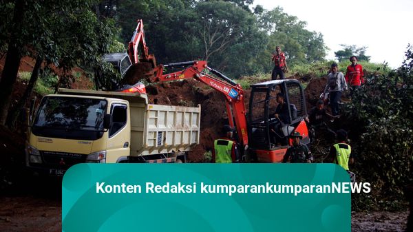Foto: Pembersihan Material Longsor Akibat Gempa di Cianjur
