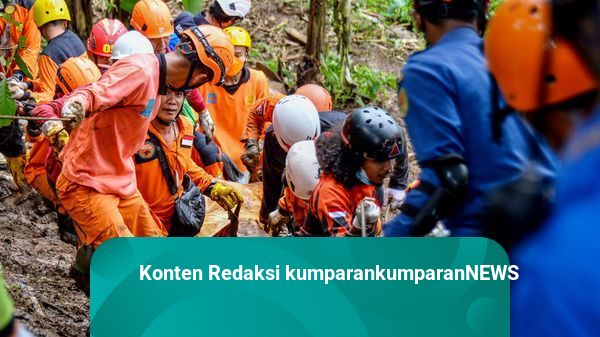 Foto: Evakuasi Korban Longsor Akibat Gempa di Kampung Cijedil, Cianjur