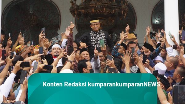 Foto: Anies Dikerumuni Jemaah di Masjid Raya Baiturrahman, Diteriaki Presiden