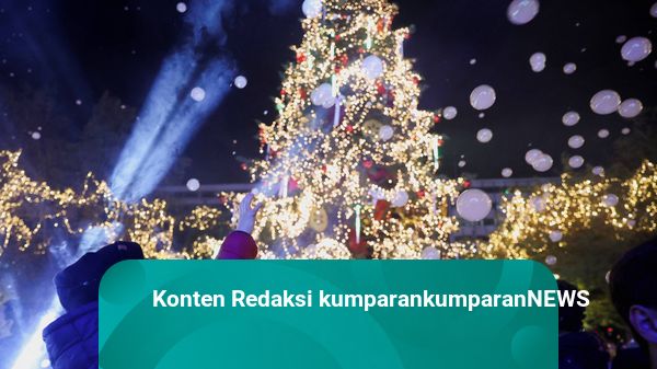 Foto: Gemerlap Upacara Penyalaan Pohon Natal di Athena, Yunani