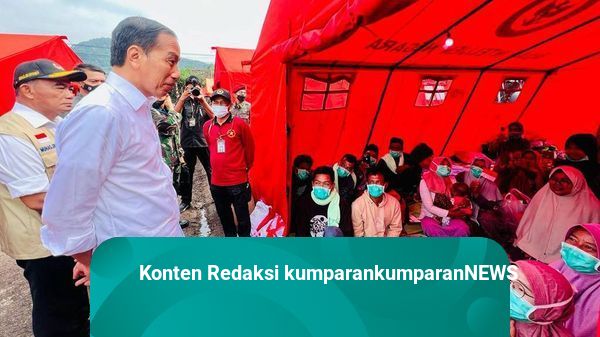 Jokowi Bagikan Bantuan Uang untuk Rumah di Cianjur: Jangan Dibelikan Motor