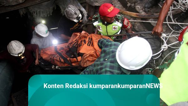 Foto: Proses Evakuasi Korban Ledakan Tambang Batu Bara di Sawahlunto