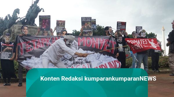 Foto: Aksi Teatrikal Desak Pemerintah Tetapkan Monyet Jadi Satwa Dilindungi