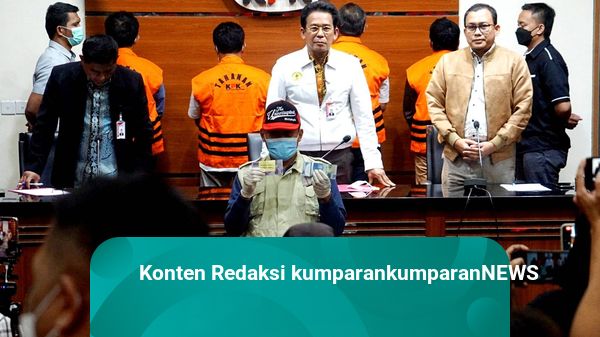 Foto: KPK Tahan Wakil Ketua DPRD Jatim Sahat Tua Simandjuntak