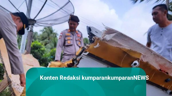 Foto: Polisi dan TNI Cek Tempat Ditemukan Benda Mirip Serpihan Pesawat di Natuna