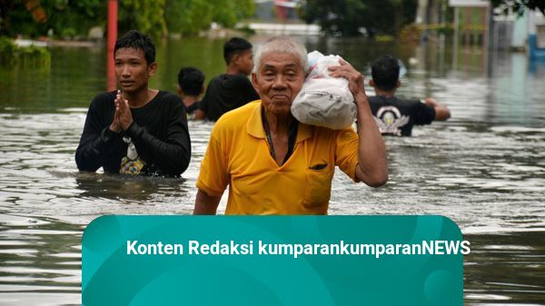 Foto: Banjir Rendam Rumah Warga dan Akses Jalan di Makassar