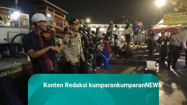 Cara Perwira Polisi Hibur Masyarakat: Berdendang Bareng Pengamen di Depan Mal