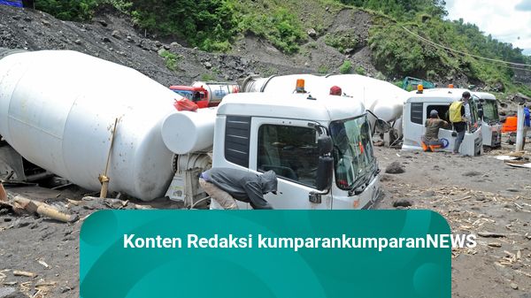 Truk Terjebak Banjir di Kali Gendol Akibat Hujan di Puncak Merapi