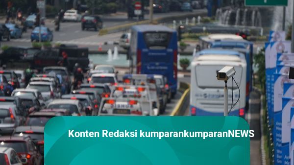 Polisi Stop Mobil Mercy Pakai Pelat Palsu di Sudirman, Diduga Ingin Hindari ETLE
