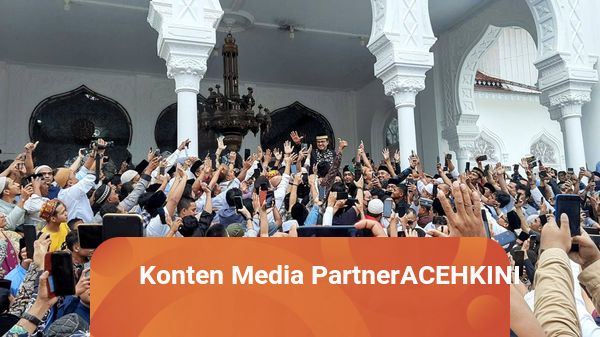 Video: Momen Anies Diserbu Massa Usai Jumatan di Masjid Raya Baiturrahman Aceh