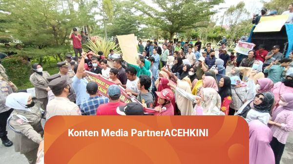 Warga Demo Wali Kota Subulussalam, Tuding Tak Lantik Kades Terpilih karena Adik