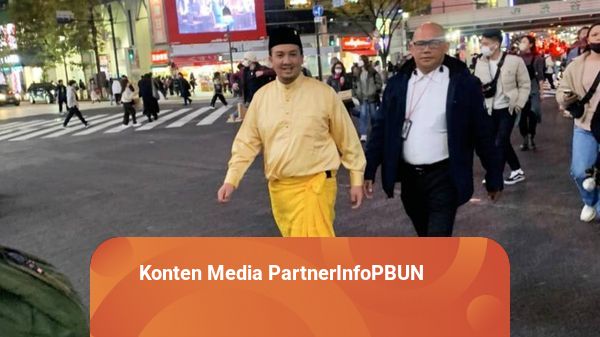 Jalan-jalan di Shibuya Jepang, Warga Kobar Ini Kenakan Baju Talok Belanga