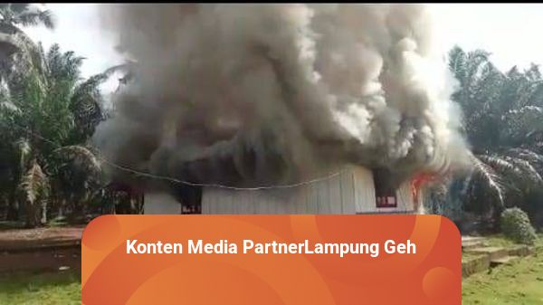 Diduga Masalah HGU, Ratusan Massa Rusak dan Bakar PT Gunung Aji Jaya di Lamteng