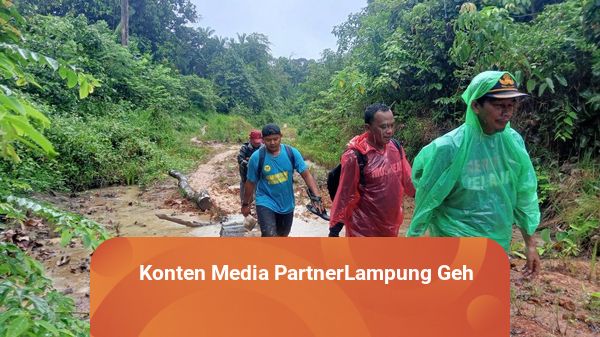 Kisah Guru di Pesisir Barat: 4 Jam Susuri Jalan Berlumpur untuk ke Sekolah
