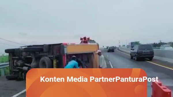 Truk Tronton Pengangkut Soft Drink Terguling di Tol Pejagan Brebes
