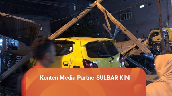 Angin Puting Beliung Landa Mamuju, Satu Mobil Tertimpa Reruntuhan Bangunan