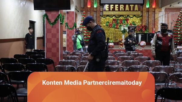 Jelang Misa Natal, Petugas Perketat Penjagaan dan Sterilisasi Gereja di Kuningan