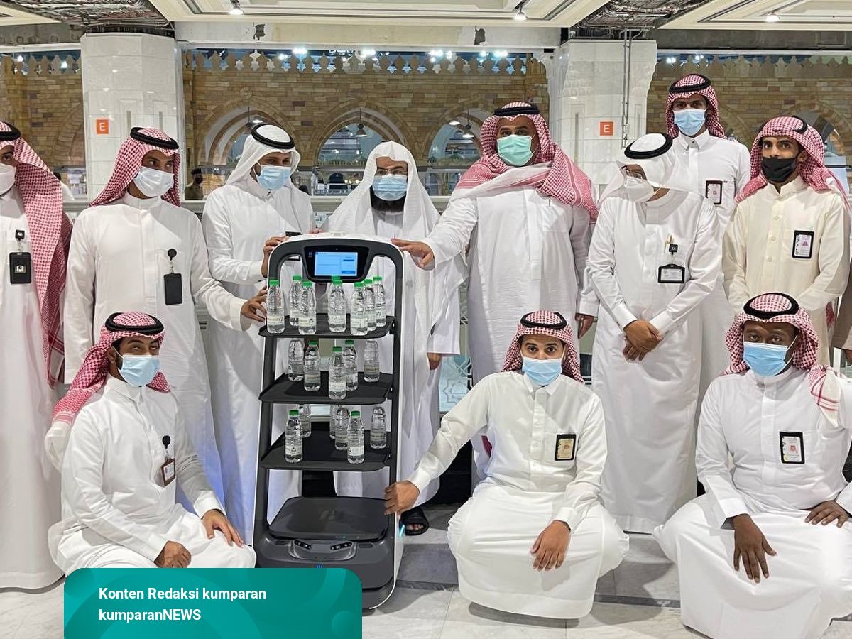 Kini Ada Robot yang Distribusikan Air Zamzam di Masjidil Haram dan Masjid  Nabawi | kumparan.com