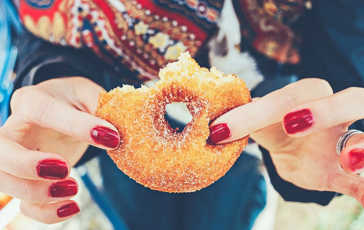 Pinkan Mambo sedang menjual donat kentang