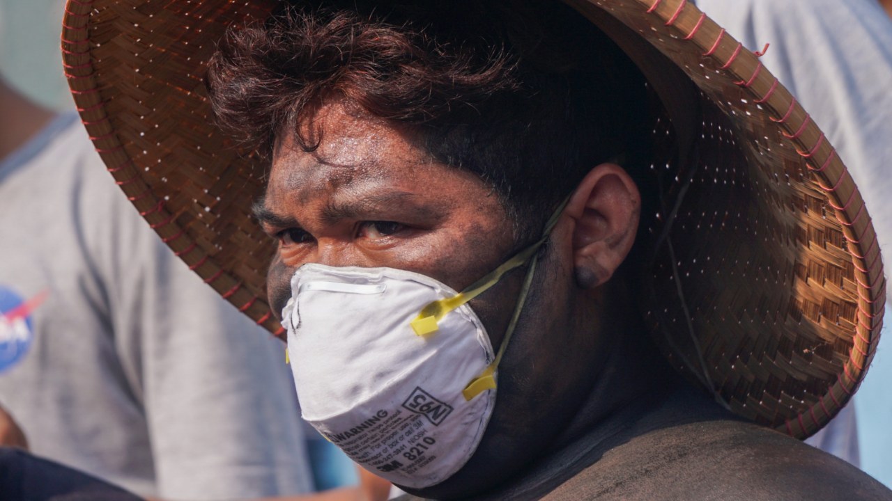 Warga menggunakan masker untuk melindungi diri dari kabut asap