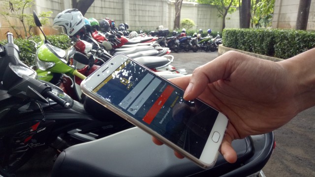 Pengunjung menginap di area parkiran untuk mendapatkan iPhone 17