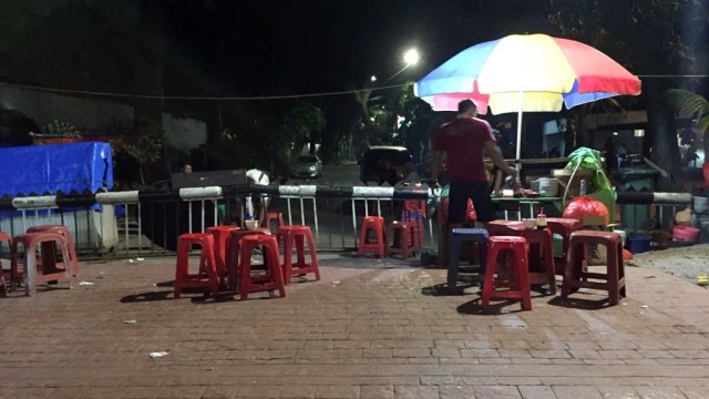 Penjual gultik di trotoar Blok M