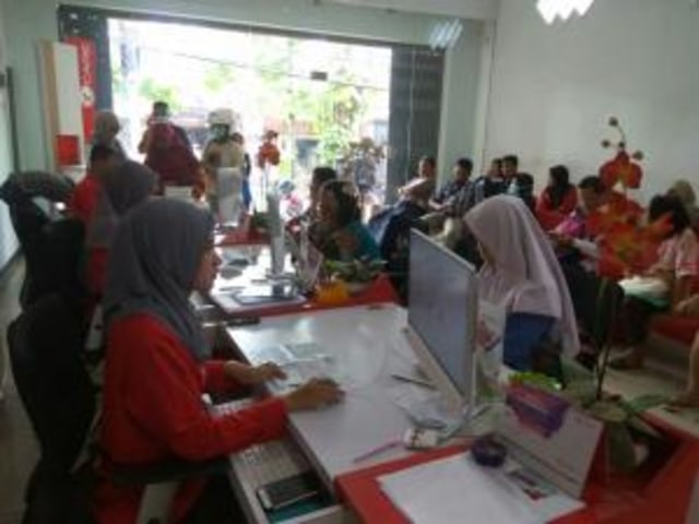 Pengguna melakukan registrasi SIM card biometrik di gerai operator