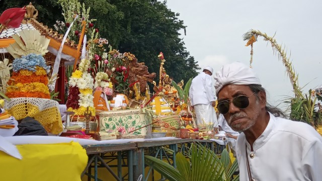 umat hindu melakukan ritual melasti