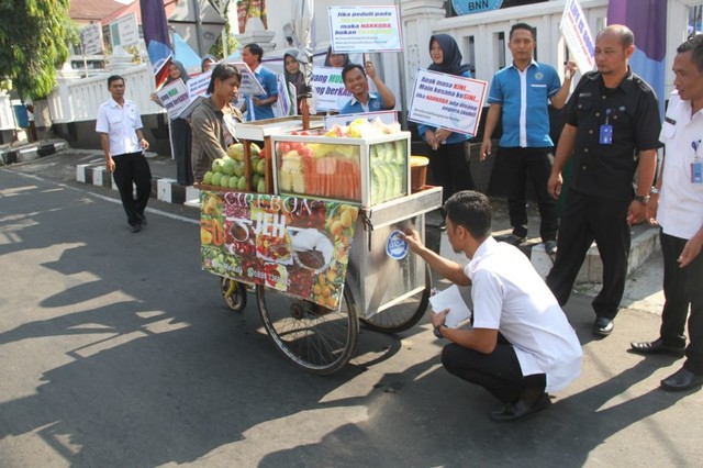 Masyarakat bersama BNN dalam sosialisasi anti-narkoba