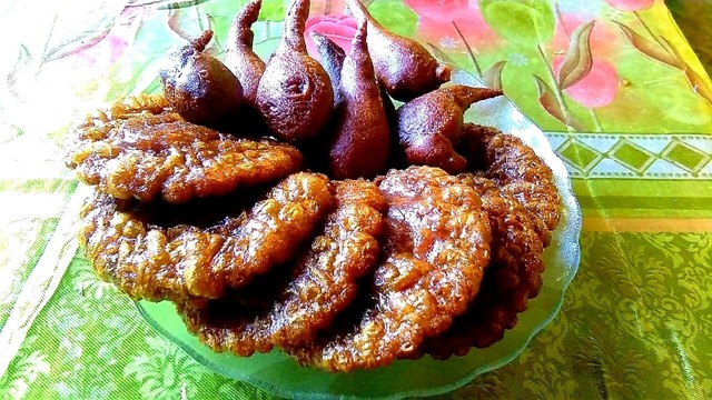 Keluarga Indonesia menyajikan kue cucur dalam acara spesial