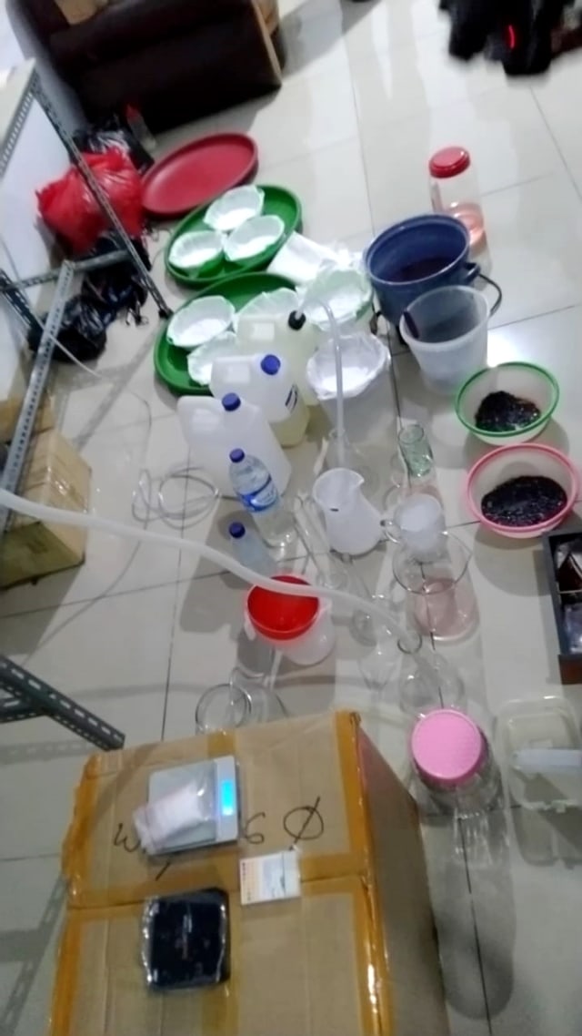 Petugas memeriksa bahan baku narkoba di lokasi pabrik sabu