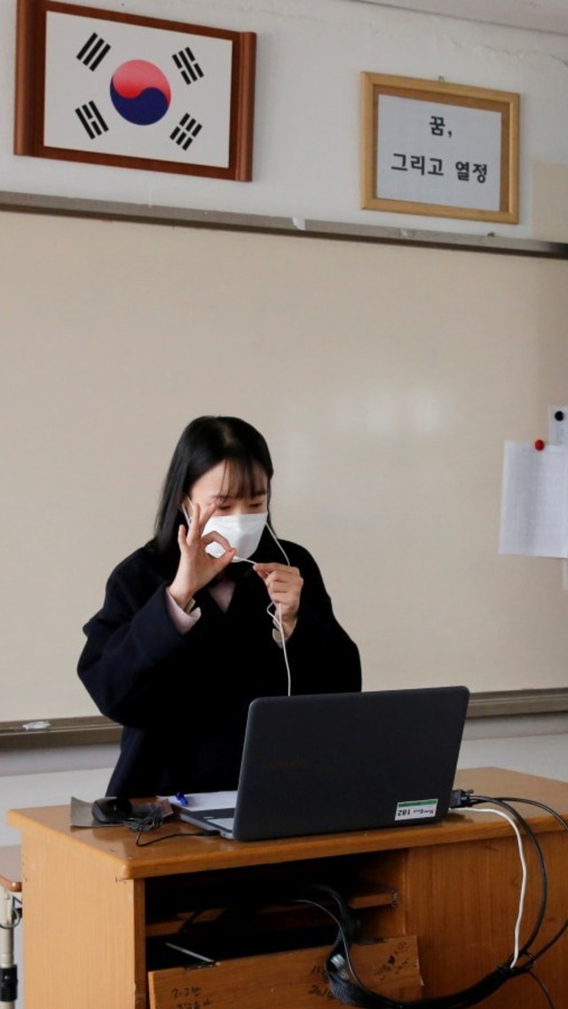 Guru Indonesia berdiskusi dengan rekan Korea Selatan di sekolah