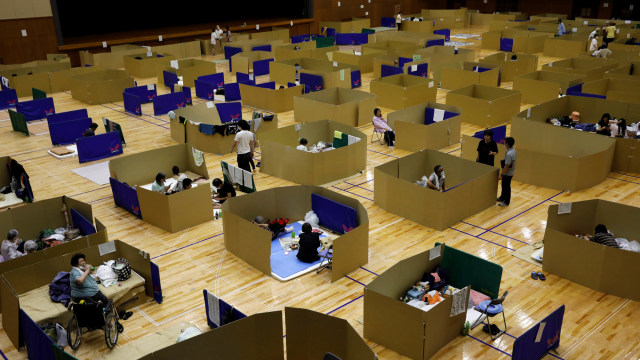 Pasukan militer Jepang membersihkan salju dari jalur evakuasi