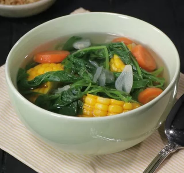 Sayur Bening Bayam Simple dalam mangkuk