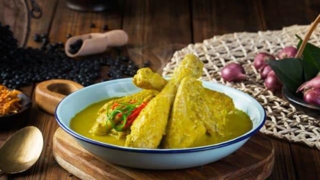 Opor Ayam Kuning Tanpa Santan Sajian Hangat