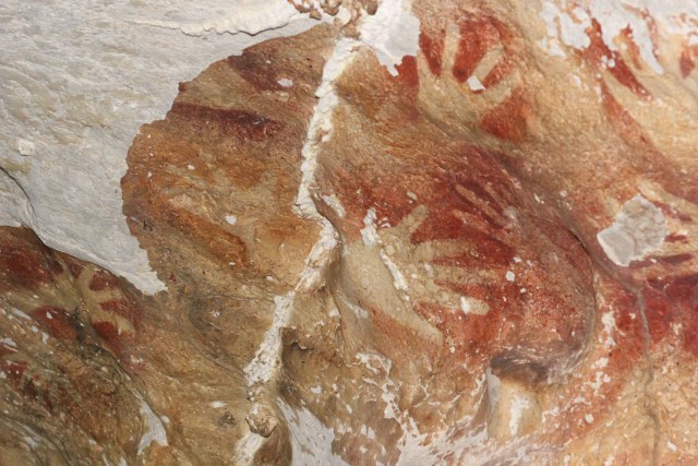 Kunci tersembunyi di dinding gua yang gelap