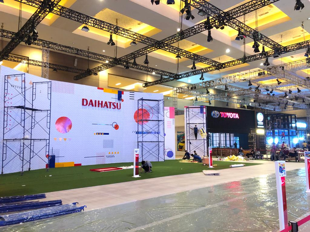 Toyota Veloz Hybrid berdiri di tengah pameran IIMS 2026