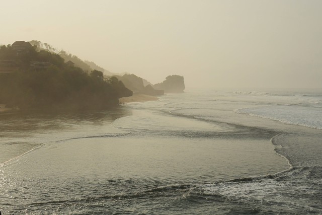 Pantai Sundak Yogyakarta pemandangan laut dan pasir putih