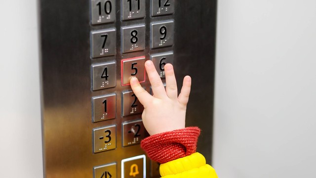 Tips aman bawa anak naik eskalator