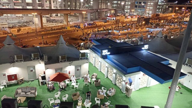 Jemaah haji berada di kamp penginapan